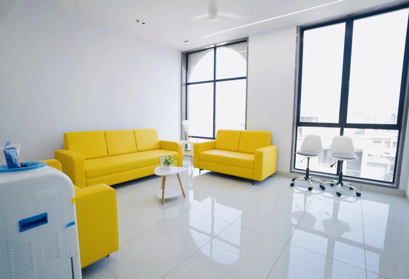Comfortable waiting lounge at Bhai-Bhai Dental Clinic